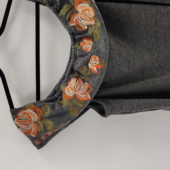 THML gray Open Neck Blouse Embroidered Flowers Size Large Sleeveless Stretch - Picture 2 of 8